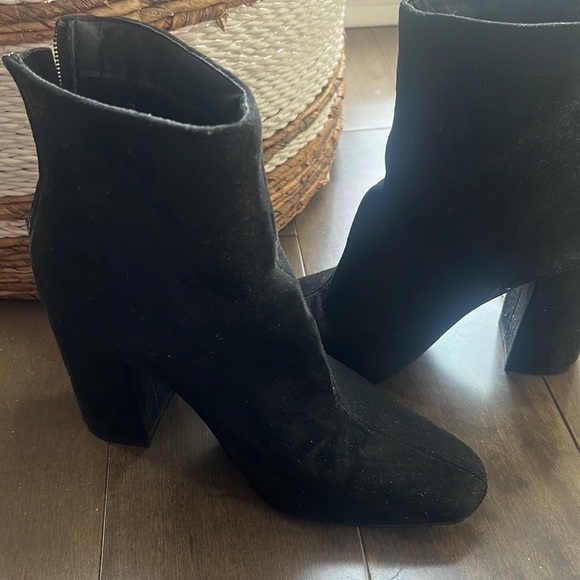 FLORAL BLACK BOOTIES - Picture 3 of 4